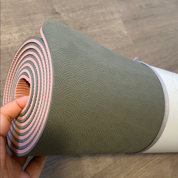 NWT Gaiam classic reversible design 6mm yoga mat - Picture 4 of 6